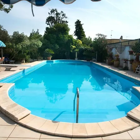 Con Piscina In